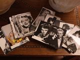 de nombreuses vieilles photos de Marilyn Monroe posées sur une table