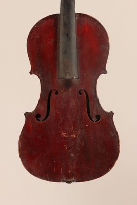 un gros plan d'un violon sur une surface blanche avec un fond blanc
