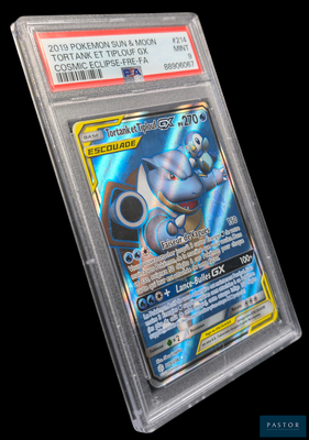 une image d'une carte Pokémon dans un étui en plastique
