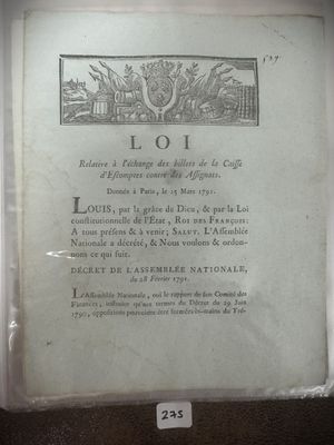 un vieux livre avec une image en noir et blanc d'une ville