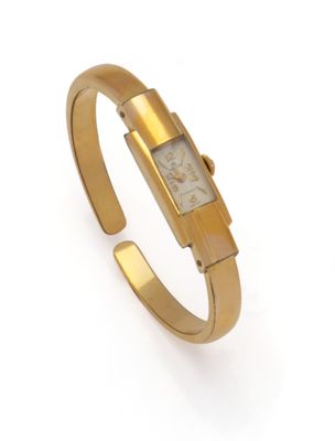 gros plan d'une montre-bracelet en or sur fond blanc