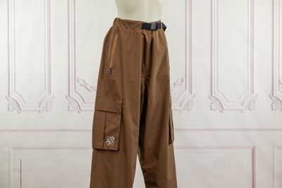 pantalon cargo marron sur mannequin mannequin mannequin mannequin mannequin mannequin mannequin mannequin mannequin mannequin mann