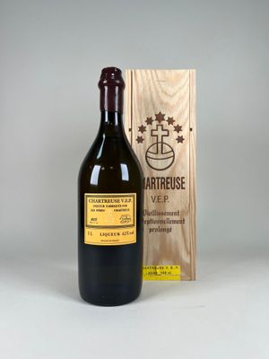 une image d'une bouteille de vin à côté d'une caisse en bois