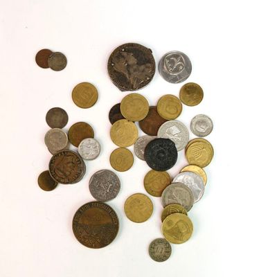 un tas de pièces de monnaie posées sur une surface blanche, sur fond blanc