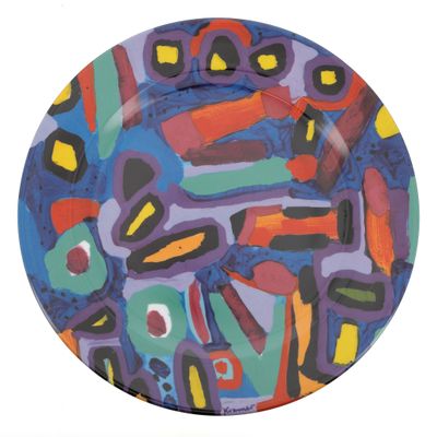 une assiette colorée ornée d'un motif sur fond blanc