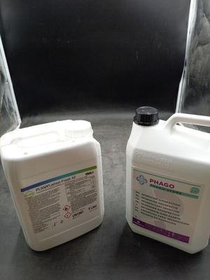 deux flacons de Pharmol posés sur une table
