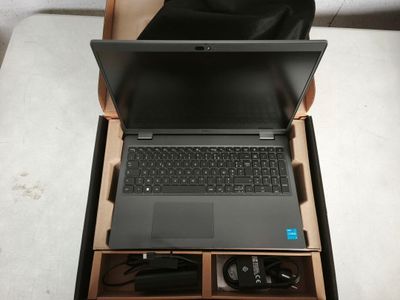 un ordinateur portable qui se trouve dans une boîte posée sur une table
