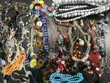 de nombreux types de colliers et de bracelets posés sur une table