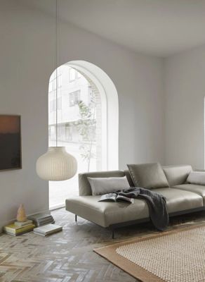 un salon avec un canapé et un tapis au sol