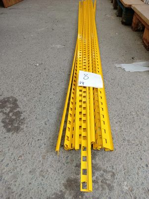 un long rail jaune posé à même le sol