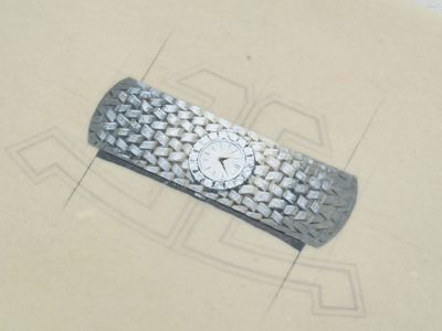 le dessin d'une montre sur une feuille de papier