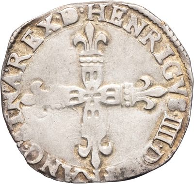 une vieille pièce d'argent ornée d'une croix