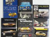 plusieurs livres posés sur une table blanche, avec une voiture jaune et une voiture bleue