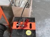 une boîte posée sur le sol à côté d'une échelle
