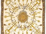un foulard carré orné d'un trousseau de clés et de clés
