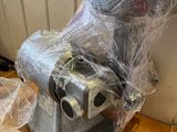 une machine posée sur une table recouverte d'un film plastique