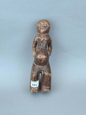 une image représentant une figurine en bois avec une étiquette sur la poitrine