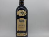 gros plan d'une bouteille de vin sur une table