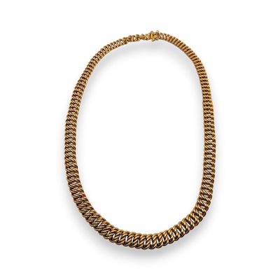 un collier en or sur fond blanc