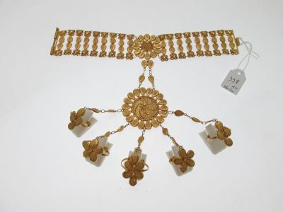 une image représentant un collier en or orné de fleurs et de clochettes