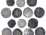 une image représentant un tas de vieilles pièces de monnaie posées sur une surface blanche