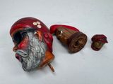 une figurine rouge et blanche représentant un homme barbu