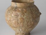 un vase posé sur une surface blanche