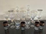 de nombreux verres à vin et une carafe posés sur une table