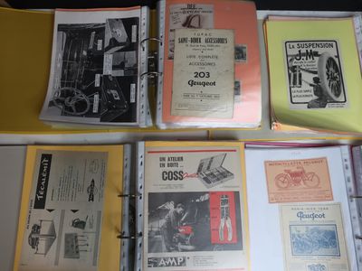un grand nombre de livres posés sur une table