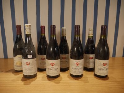 six bouteilles de vin sont alignées sur une table en bois