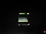 l'image d'un petit objet carré en verre dans l'obscurité