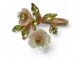 une image montrant un gros plan d'une bague ornée de fleurs