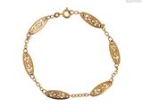 un bracelet plaqué or composé de maillons ovales et de feuilles