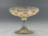 un saladier en verre orné d'un motif