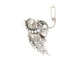 broche plaquée argent avec des ailes et des perles sur fond blanc