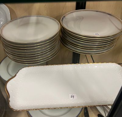 plusieurs assiettes et bols exposés dans une vitrine