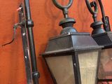 deux lampadaires à l'ancienne sur le côté d'un immeuble