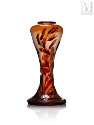 un vase en verre orné d'une fleur, posé sur une surface blanche