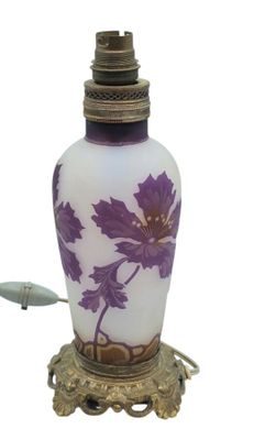 une photo d'un vase violet et blanc posé sur une table