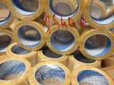 plusieurs rouleaux de ruban adhésif posés sur une table, accompagnés d'une étiquette de prix