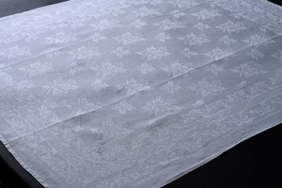 une nappe blanche ornée d'un motif blanc