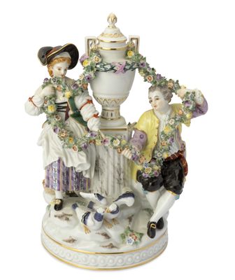 une figurine représentant un groupe de personnes assises sur une table