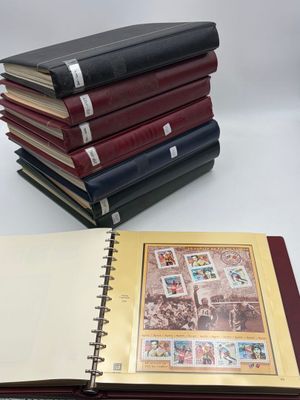 plusieurs livres empilés sur une table