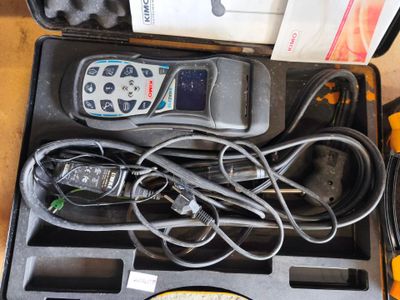 une boîte contenant des fils et une télécommande