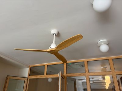 un ventilateur de plafond suspendu au plafond d'une pièce
