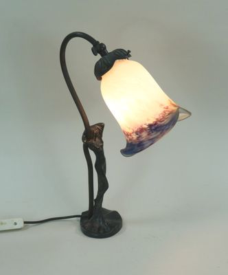 LAMPE, pied en régule figurant une femme Art nouveau, porte …
