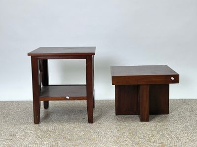 paire de tables d'appoint de style « mid-century modern »