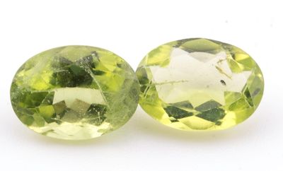 paire de deux pierres précieuses en quartzite vert sur fond blanc