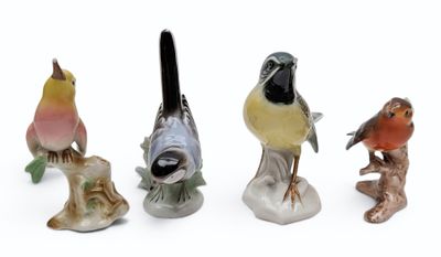 cinq figurines d'oiseaux empilées les unes sur les autres