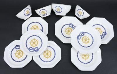 six assiettes blanches ornées de motifs bleus et jaunes sur un fond noir